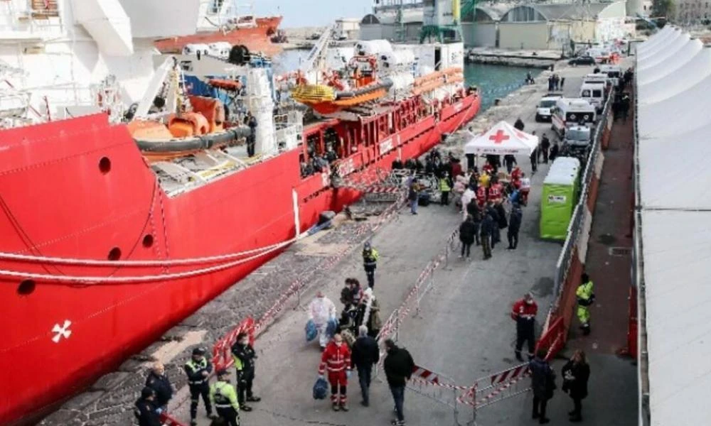 Ιταλία: 23 μετανάστες αποβιβάστηκαν στην Κατάνη από το πλοίο Ocean Viking